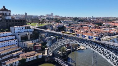 Porto Portekiz 'deki I. Luis Köprüsü. Şehirdeki Şehir Tren İstasyonu 'nun Ulaşım Merkezi. Şehir merkezinde Gökyüzü Bulutları. Şehir merkezinin dışında. Ünlü. Porto Portekiz.