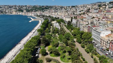 Napoli 'nin silueti Napoli Campania İtalya' da. Yükselen Binalar ve Şehir Yaşamını Gösteren Trafik Gösterileri. Metropolitan Peyzaj Ticari Binası Çarpıcı. Metropolitan Atılgan Kasabası.