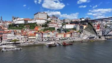 Porto Portekiz 'deki Ribeira Rıhtımı. Bereketli bir tropikal sahil manzarasının nefes kesici görüntüsü. İş Bulutları Gökyüzü Şehir Merkezi. İş dünyası geniş çaplı. Porto Portekiz.