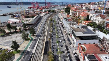Lizbon 'daki Lizbon Skyline. Şehir merkezindeki çarpıcı tren istasyonu. Şehir merkezi manzarası. Metropolitan Peyzaj Ticari Binası Çarpıcı. Metropolitan Atılgan Kasabası. Lizbon Portekiz.
