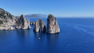 Napoli, Campania İtalya 'dan Faraglioni. Büyüleyici Tropikal Sahne Sahnesi Yukarıdan Görünüyor. Sahil Gökyüzü Sahil Kıyısı Yaz Zamanı. Seaside Beach Panoramik. Napoli Campania.