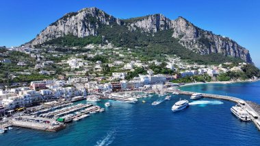Napoli Campania İtalya 'da Capri Skyline. Harika bir sahnede yelken açarken nefes kesici bir hava manzarası. Sahil Gökyüzü Sahil Kıyısı Yaz Zamanı. Deniz kenarındaki panoramik. Napoli Campania.