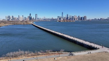 Jersey City, New Jersey 'deki Liberty State Park. Yukarıdan manzaralı tropikal bir nehir manzarası olan ağaçlar. Metropol Manzarası Panoramik Şehir Manzarası Güzel.