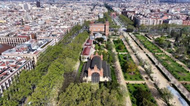 Barselona Katalonya 'daki Ciutadella Parkı İspanya. Gökdelenleri Şehir Merkezi Şehir Yaşamını Yansıtıyor. Altyapı Skyline Panoramic City View Awesome. Altyapı Şehir Manzarası.