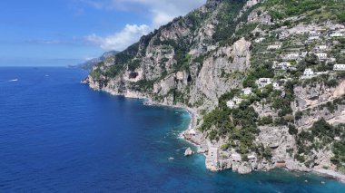 Positano Salerno İtalya 'daki Amalfi Sahili. Büyüleyici Tropikal Sahne Sahnesi Yukarıdan Görünüyor. Shore Sky Clouds Plaj Denizi. Uluslararası Plaj Panoraması. Positano Salerno.