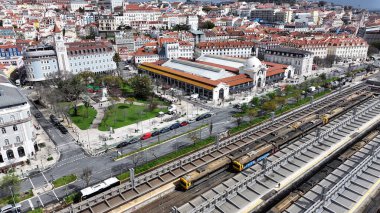 Lizbon 'daki Dom Luis Meydanı. Yükselen Binalar ve Şehir Yaşamını Gösteren Trafik Gösterileri. Şehir Gökyüzü Arkaplanı Kentsel. Şehir merkezinin yukarısında. Lizbon Portekiz.