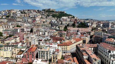 Napoli 'nin silueti Napoli Campania İtalya' da. Kuşlar, sokaklar ve binalarla çarpıcı şehir manzarasına bakıyor. Şehir merkezindeki iş dünyası. İş geçmişleri ünlüdür. Napoli Campania.