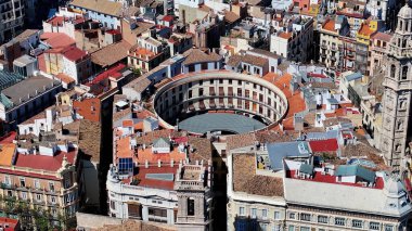 Valencia Valence Community İspanya 'da. Çağdaş binalarla dolu şehir merkezinin havadan görünüşü. Şehir merkezindeki İş Gökyüzü Arkaplanı. Şehir Merkezi Panoramik Şirketi.