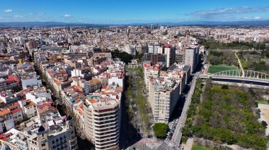 Valencia İspanya 'da Puerta De La Mar. İnanılmaz Skysraper 'lar ve caddedeki trafik yukarıdan izleniyor. İş Bulutları Gökyüzü Şehir Merkezi. Panoramik Şehir. Valencia İspanya.