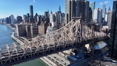 New York Skyline Manhattan 'da New York Birleşik Devletlerinde. Ünlü Köprü 'de şehir merkezine doğru giden arabalar. İş Bulutları Gökyüzü Şehir Merkezi. İş dünyası geniş çaplı. Manhattan New York.