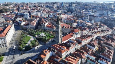 Porto Portekiz 'deki Clerigos Kulesi. Güzel Manzaranın Ortasında Uzun Duran Kilisenin Kuş Gözü Manzarası. Altyapı Skyline Gökdelenleri çarpıcı. Altyapı Mimarlık Şirketi. Porto Portekiz.