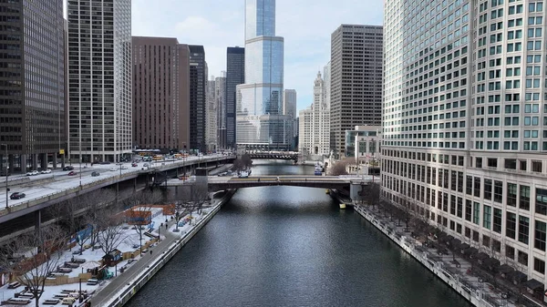 Chicago Riverwalk, Chicago Illinois Birleşik Devletleri. Çağdaş binalarla dolu şehir merkezinin havadan görünüşü. Altyapı Skyline Gökdelenleri Şaşırtıcı.