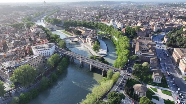 Roma 'daki Sunset Tiber Nehri Lazio İtalya. Şehrin ünlü bölgesindeki ortaçağ binasının kuş bakışı görüntüsü. Aydınlanma Şehir Binası. Kasaba Açık Panoramik. Roma Lazio.