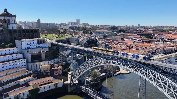 Porto Portekiz 'deki I. Luis Köprüsü. Şehirdeki Şehir Tren İstasyonu 'nun Ulaşım Merkezi. Şehir merkezinde Gökyüzü Bulutları. Şehir merkezinin dışında. Ünlü. Porto Portekiz.