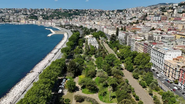 Napoli 'nin silueti Napoli Campania İtalya' da. Yükselen Binalar ve Şehir Yaşamını Gösteren Trafik Gösterileri. Metropolitan Peyzaj Ticari Binası Çarpıcı. Metropolitan Atılgan Kasabası.
