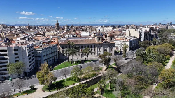 Valencia İspanya 'da Valencia Skyline. Şehir merkezindeki çatıdaki gökdelenin havadan görünüşü. Şehir merkezindeki İş Gökyüzü Arkaplanı. Şehir merkezindeki panoramik işleri. Valencia İspanya.