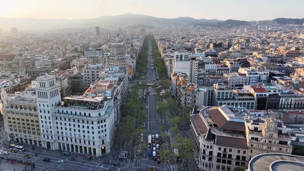 Barcelona Katalonya İspanya 'da Sunset Barcelona Skyline. Yükselen binaları ve trafiği olan hareketli bir şehrin havadan görünüşü. Metropol Peyzaj Binaları Güzel.