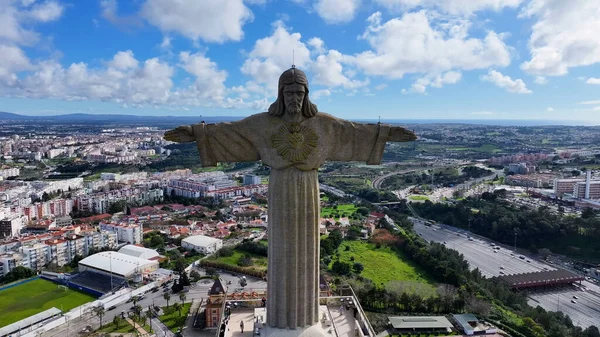 Lizbon 'daki Kral İsa. İsa 'nın Dünya Mirası Unesco Kurtarıcı Heykeli. İş Bulutları Gökyüzü Şehir Merkezi. İş dünyası geniş çaplı. Lizbon Portekiz.