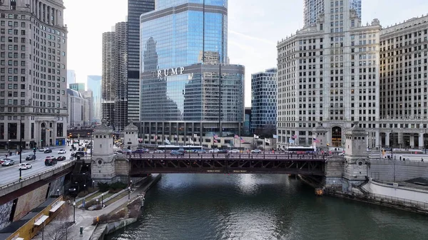 Chicago, Illinois 'de günbatımı Chicago Skyline. Çağdaş binalarla dolu şehir merkezinin havadan görünüşü. Metropolitan Şirketi Binası Canlı Bina.