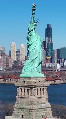 New York 'ta, Manhattan' da Özgürlük Heykeli. Özgürlük Adası. New York Limanı Sahnesi. New York 'ta Özgürlük Anıtı. Tekne Yelkenli Sahnesi.