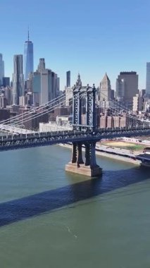 Manhattan Köprüsü New York 'ta. Highrise Binaları Sahnesi. Brooklyn Köprüsü Peyzajı. New York 'taki Manhattan Köprüsü. Otoyol Yolu Arkaplanı.