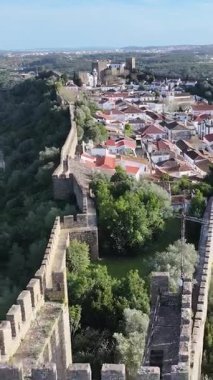 Portekiz 'in Leiria bölgesindeki Obidos' ta Obidos Skyline. Tarihi Köy. Ortaçağ mirası. Göz kamaştırıcı manzara. Portekiz 'in Leiria bölgesindeki Obidos' ta Obidos Skyline. Eski Şehir Manzarası.