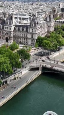 Fransa 'nın Paris Adası' ndaki Paris Belediye Binası. Şehir merkezindeki şehir manzarası. Belediye binasının silüeti. Fransa 'nın Paris Adası' ndaki Paris Belediye Binası. Hükümet Binası. Turizm Tarihi Yer.