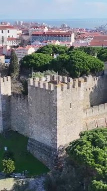 Lizbon 'un Lizbon bölgesindeki Sao Jorge Şatosu. Ortaçağ Şato Sahnesi. Antik Şehir Manzarası. Portekiz, Lizbon 'daki Sao Jorge Kalesi. Tarihi Şehir Manzarası. Turizm Seyahat Yeri.