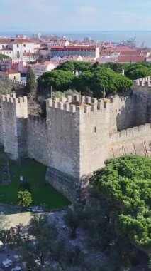 Lizbon, Portekiz 'deki Sao Jorge Şatosu. Ortaçağ Şato Sahnesi. Antik Şehir Manzarası. Portekiz, Lizbon 'daki Sao Jorge Kalesi. Tarihi Şehir Manzarası. Turizm Seyahat Yeri.