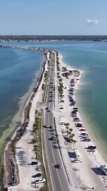 Florida, Clearwater 'daki balayı parkı. Plaj manzarası. Freeway Yolu. Seyahat güzergahı. Florida 'daki Clearwater' da Balayı Eyalet Parkı.