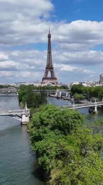 Fransa 'nın Paris Adası' ndaki Eyfel Kulesi. Şehir merkezindeki şehir manzarası. Seine River Skyline 'da. Fransa 'nın Paris Adası' ndaki Eyfel Kulesi. Eyfel Kulesi. Turizm Tarihi Yer. Paris Skyline