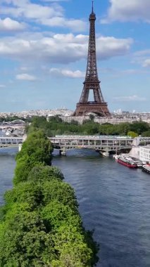 Fransa 'nın Paris Adası' ndaki Eyfel Kulesi. Şehir merkezindeki şehir manzarası. Seine River Skyline 'da. Fransa 'nın Paris Adası' ndaki Eyfel Kulesi. Eyfel Kulesi. Turizm Tarihi Yer. Paris Skyline