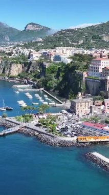 Sorrento Sahili, Sorrento, Napoli İtalya. Plaj manzarası. Dev Uçurumlar Sahnesi. Napoli İtalya 'da Sorrento Sahili. Ortaçağ Şehir Skyline 'ı. Napoli Körfezi Akdeniz. Amalfi Sahil Skyline.