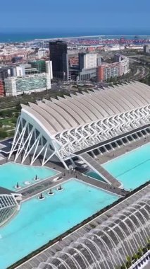 Valence Community İspanya 'da Valencia Skyline' da. Fütürist Binalar. Şehir merkezindeki şehir manzarası. Valence Community İspanya 'da Valencia. Güzel Skyline. Sanat Sarayı.