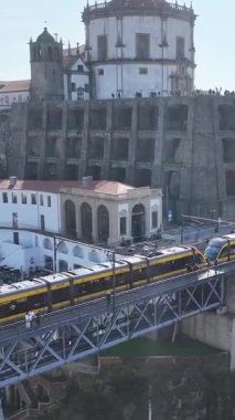 Porto Portekiz 'in Porto bölgesindeki Dom Luis Köprüsü. Şehir merkezi manzarası. Arch Köprüsü. Toplu taşıma sahnesi. Portekiz, Porto 'da Dom Luis Köprüsü. Turizm Tarihi Yer.