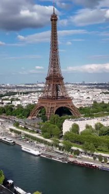 Paris Skyline Fransa 'daki Paris Adası' nda. Yüksek Eyfel Kulesi. Şehir merkezindeki şehir manzarası. Paris Skyline Fransa 'daki Paris Adası' nda. Seine River Skyline 'da. Metropolitan Bölgesi Hava Görünümü.