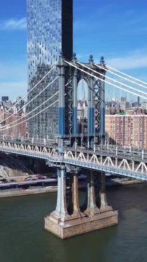 Manhattan Köprüsü New York 'ta. Highrise Binaları Sahnesi. Kablo Köprüsü Manzarası. New York 'taki Manhattan Köprüsü. Otoyol Arkaplanı.