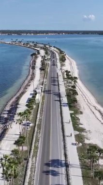 Florida, Clearwater 'daki balayı parkı. Plaj manzarası. Freeway Yolu. Seyahat güzergahı. Florida 'daki Clearwater' da Balayı Eyalet Parkı.