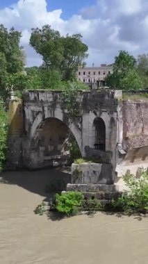 Lazio İtalya 'daki Roma' daki Taş Köprü. Ortaçağ Binaları. Şehir merkezinde. Lazio İtalya 'daki Roma' daki Taş Köprü. 2Nd Century önce İsa. Tiber Nehri Sahnesi. Roma Skyline.