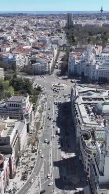 Madrid 'deki Cibeles Sarayı De Madrid İspanya' da. Ortaçağ Binaları Sahnesi. Şehir merkezindeki şehir manzarası. Madrid Comunidad De Madrid İspanya 'da. Kültür Mirası Skyline. Puerta De Alcala Sahnesi.