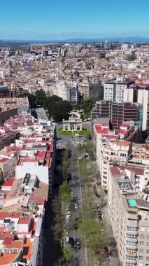 Valencia, Valenciana İspanya 'da Puerta De La Mar. Highrise Binaları Sahnesi. Şehir merkezinde. Valencia, Valenciana İspanya 'da. Deniz Kapısı Skyline. Güzel Anıt.
