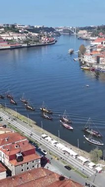 Porto Portekiz 'in Vila Nova De Gaia bölgesinde Gaia Skyline. Deniz Burnu Manzarası. Ribeira İskelesi. Sahil şeridi manzarası. Gaia Skyline, Portekiz 'deki Vila Nova De Gaia' da. Turizm Tarihi Yer.