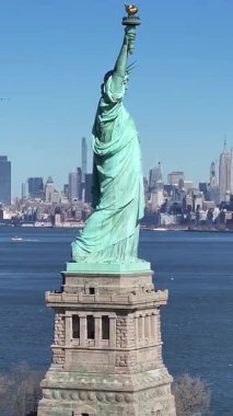 New York 'ta Manhattan' daki Özgürlük Heykeli. Hudson Nehri. New York Limanı Sahnesi. New York 'taki Özgürlük Heykeli. Tekne Yelken Arkaplanı.