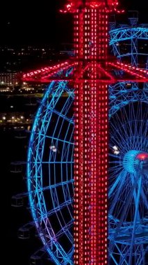Florida 'daki Orlando' da dönme dolap. Renkli Eğlence Parkı. Aydınlanmış Şehir. Gece Hayatı Manzarası. Florida Birleşik Devletleri. Florida 'da Orlando' da Dönme Dolap.