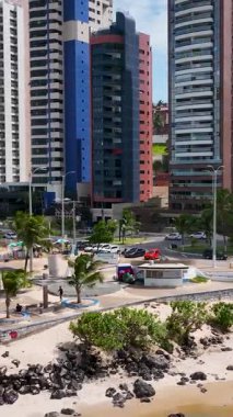 Natal 'ın başkenti Rio Grande do Norte' de plaj sahnesi. Brezilya Kuzeydoğu. Natal Rio Grande do Norte Brazil 'deki sahil manzarası. Tropik bir manzara. Sakin sahne.