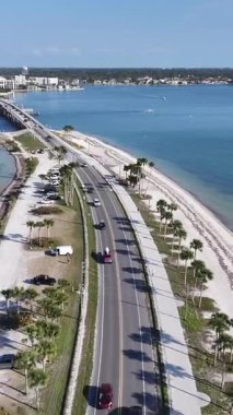 Florida, Clearwater 'daki balayı parkı. Plaj manzarası. Freeway Yolu. Seyahat güzergahı. Florida 'daki Clearwater' da Balayı Eyalet Parkı.