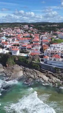 Lizbon 'un Sintra bölgesindeki sahil köyü. Coastal City. Doğa manzarası. Plaj manzarası. Lizbon 'un Sintra ilçesindeki sahil köyü..