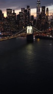 New York 'ta Manhattan' daki Brooklyn Köprüsü. Highrise Binaları Peyzajı. Renkli Günbatımı. New York 'taki Brooklyn Köprüsü. Çarpıcı Şehir Manzarası.