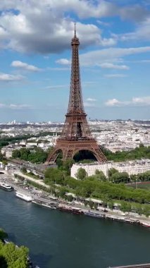 Paris Skyline Fransa 'daki Paris Adası' nda. Yüksek Eyfel Kulesi. Şehir merkezindeki şehir manzarası. Paris Skyline Fransa 'daki Paris Adası' nda. Seine River Skyline 'da. Metropolitan Bölgesi Hava Görünümü.