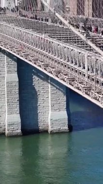 New York 'ta Manhattan' daki Brooklyn Köprüsü. Highrise Binaları Sahnesi. Köprü manzarası. New York 'taki Brooklyn Köprüsü. Şehir Merkezi Şehir Manzarası.